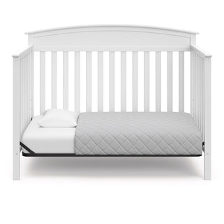 White crib in toddler bed conversion